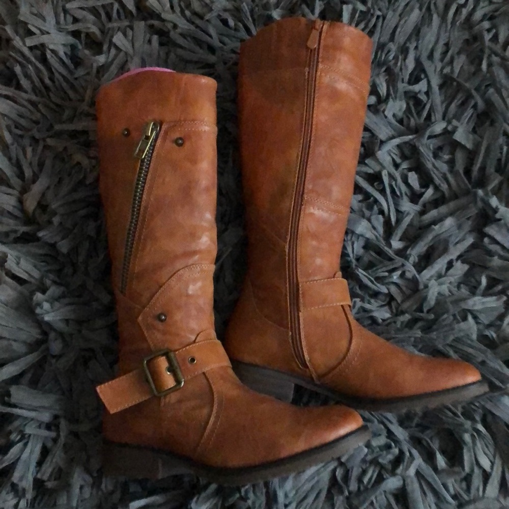 Brand NEW gorgeous tan boots!!